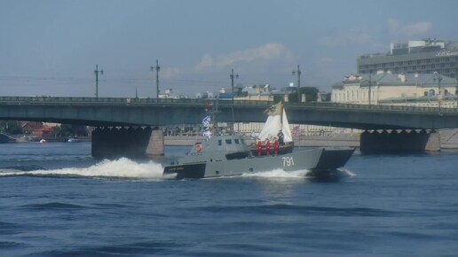 Даже парусные корабли принимали участие в параде ко дню военно-морского флота