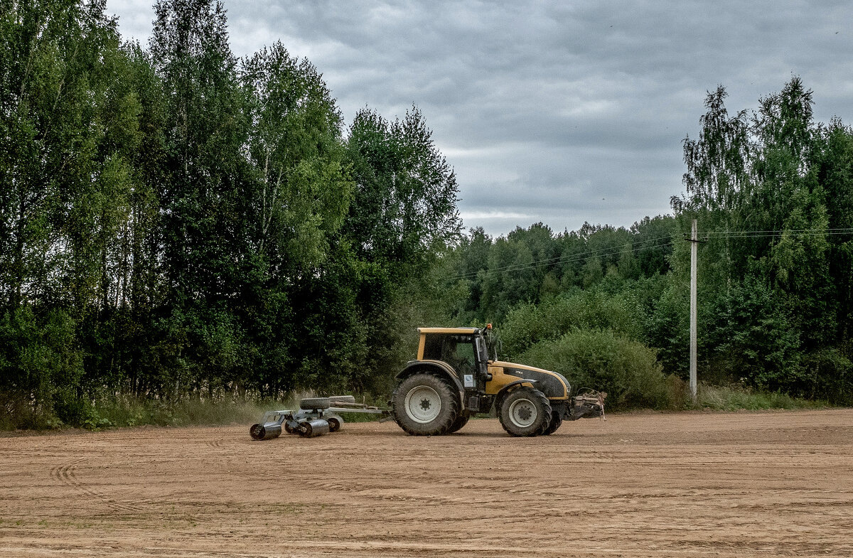 Погода в деревне поле. Природа перед грозой. Климат в лугу. Деревня изба река береза. Ветер в деревне.