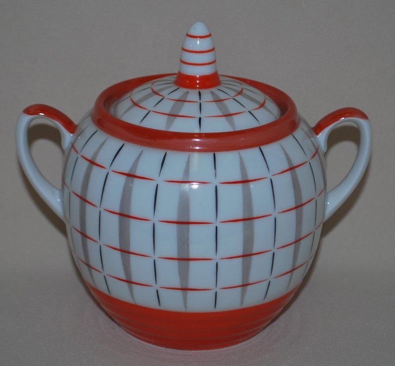 Сахарница с крышкой из сервиза "Клеточка". 1958. Автор формы Ганрио Ю.Б., автор росписи "Клеточка" Смирнов Е.П. Федеральное государственное бюджетное учреждение культуры "Сергиево-Посадский государственный историко-художественный музей-заповедник".