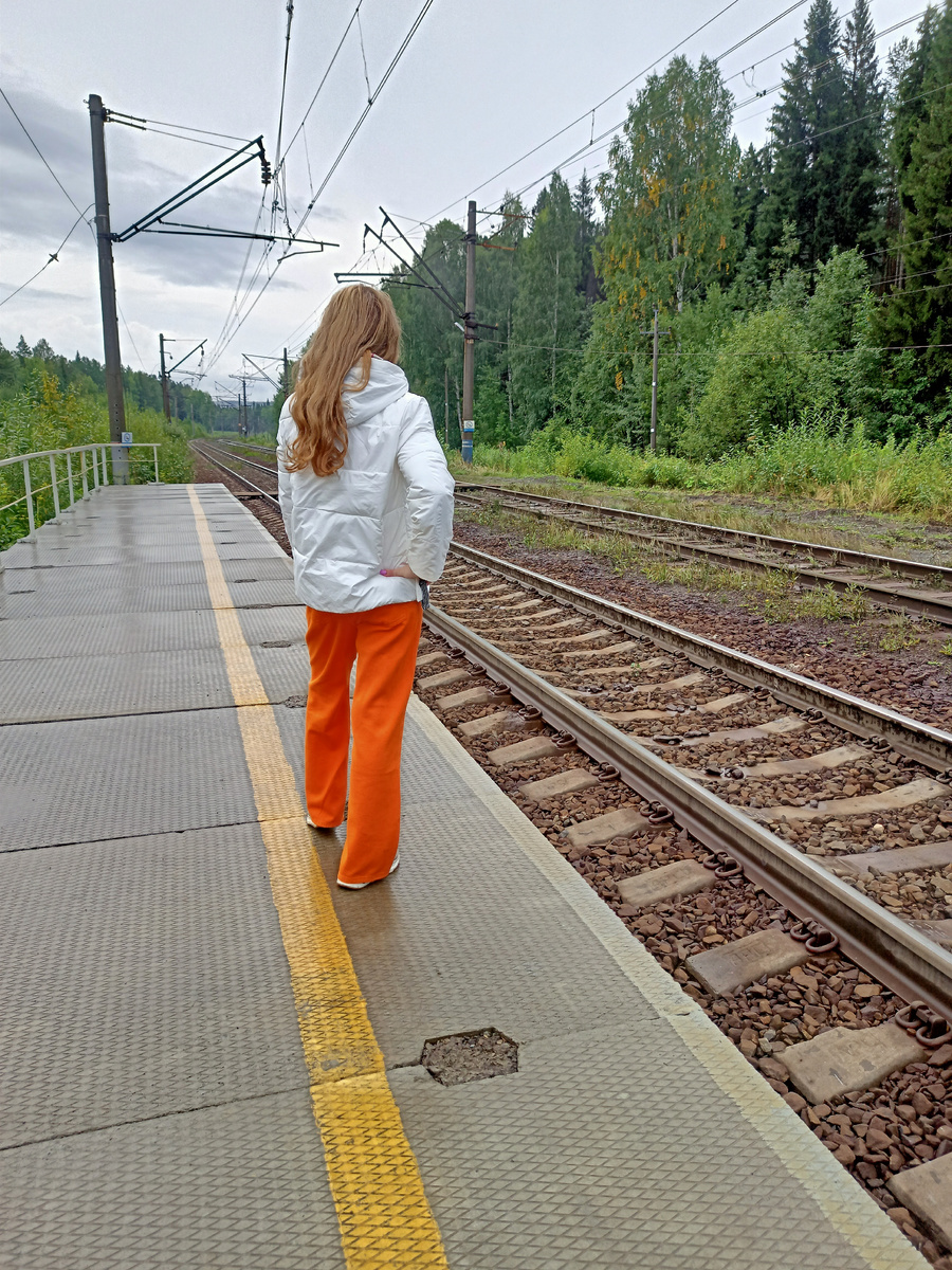 С курткой белого цвета сочетаются любые  джинсы, в том числе и оранжевые 