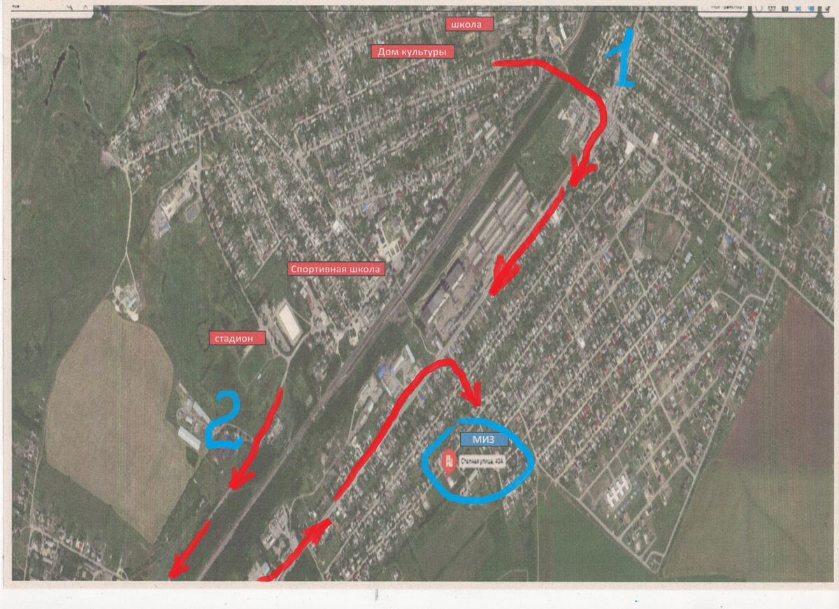 Особенность нашего поселка в том, что он разделен на две части, проходящими через него двумя трассами железнодорожной и автомобильной. И попасть из центральной части поселка, где расположены большая часть объектов соцкультбыта, на другую сторону, где расположен Спорткомплекс (в простонародье МИЗ), можно только в объезд по маршрутам 1 или 2...