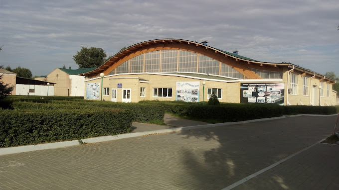 ...И расположен, должен сказать, в центре поселка...