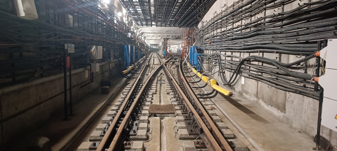 📷 1.1: Направо – съезд в оборотные тупики за 🚇 станцией «Тютчевская», прямо – перегон до 🚇 «Корниловской», начало второго участка.