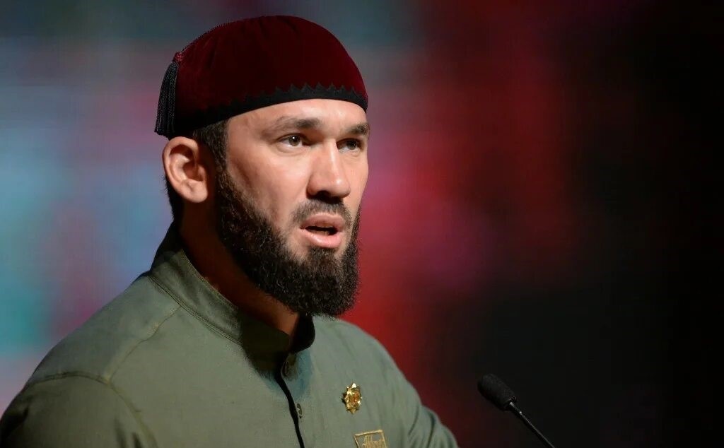 Председатель Правительства ЧР Магомед Даудов в своем Telegram-канале опубликовал пост, посвященный 73-й годовщине со дня рождения Первого Президента ЧР, Героя России Ахмата-Хаджи Кадырова.  
"Сегодня мы вспоминаем человека, ставшего символом величия духа, бесстрашия и преданности Родине – Ахмата-Хаджи Кадырова, нашего Первого Президента, Героя России (Дала гIазот къобалдойла цуьнан)! Ахмат-Хаджи - Лидер, чья судьба и деяния навсегда вписаны в историю Отечества, как пример служения своему народу, воли, решимости, мудрости и силы характера, которому неизменно следуют тысячи людей", – написал М.Даудов.
 
Председатель Правительства ЧР отметил, что каждый шаг Ахмата-Хаджи Кадырова был проникнут глубокой верой во Всевышнего, в лучшее будущее для родной земли и для всей РФ.
 
"Он был не просто Лидером – он был Отцом для своего народа, мудрым и справедливым, знающим цену мира и согласия. Наш Первый Президент понимал, что невозможно строить будущее на крови и разрушении и, несмотря на жесточайшие условия, в которых ему пришлось действовать, он оставался приверженцем диалога, примирения и созидания" – добавил Даудов.
 
Он подчеркнул, что как истинный мусульманин, Первый Президент ЧР призывал свой народ не забывать о милосердии, о необходимости заботиться друг о друге и о своей Родине.
 
"Великий Ахмат-Хаджи навсегда останется в памяти народа. Его имя вписано золотыми буквами в историю, а его подвиг будет вдохновлять будущие поколения на добрые дела во имя мира, справедливости и процветания! Заветы Первого Президента, без сомнения, станут для нас именно тем руководством, которое больше не позволит допустить кровопролития на нашей земле. Сегодня выдающемуся сыну чеченского народа исполнилось бы 73 года… Нам всегда будет не хватать Ахмата-Хаджи! Да смилостивится над ним Всевышний Аллах!" – заключил премьер-министр.