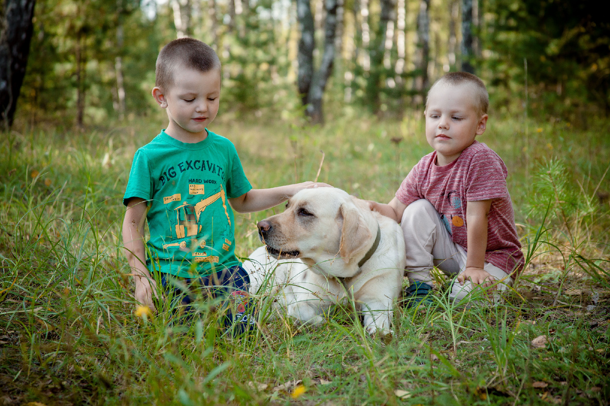 Миша (слева) из приюта, мать "пыталась" два раза. Ярослав (справа) даже восстанавливалась в правах через суд. Отказали.