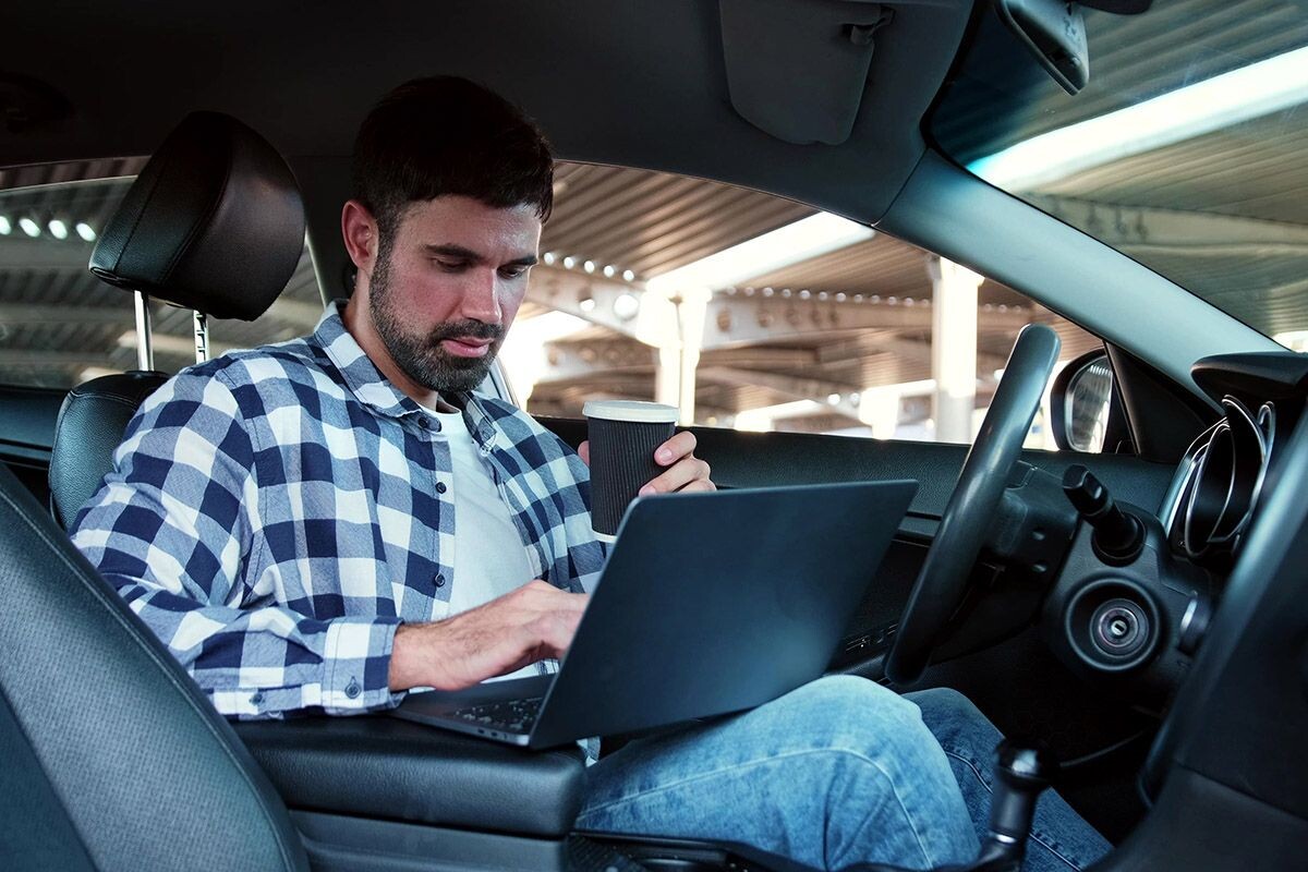 Быстрее всего поставить машину на учет — на сайте госуслуг. Источник: Shutterstock📷
