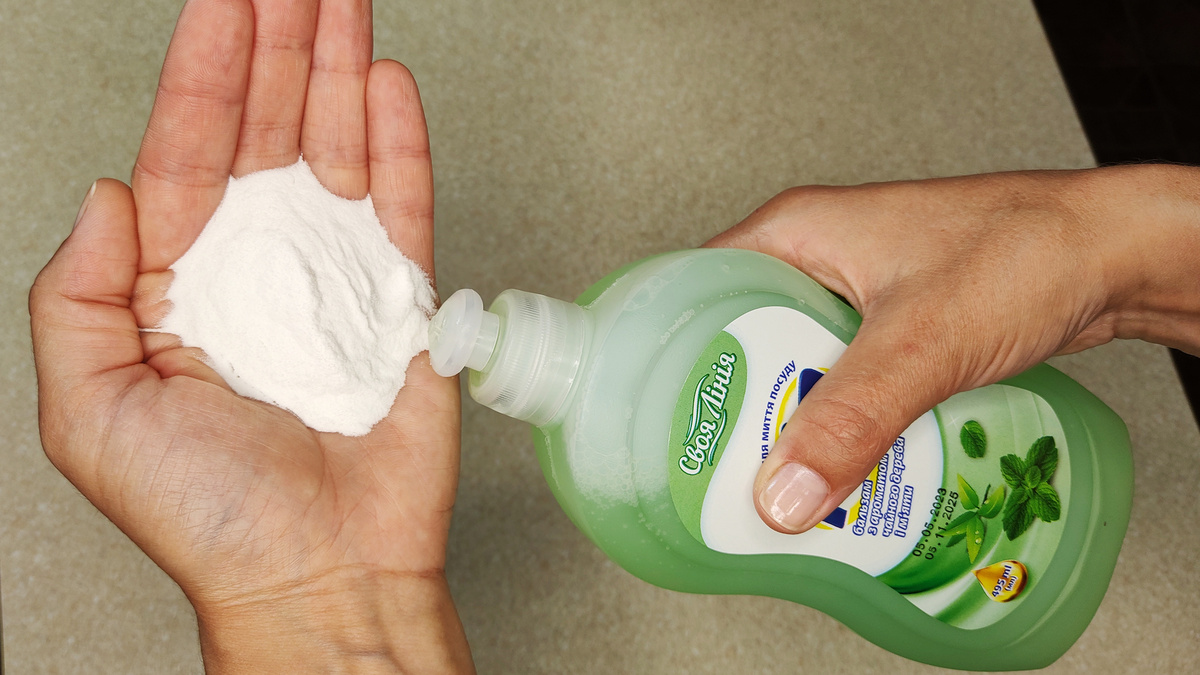 Добавьте соду в средство для посуды