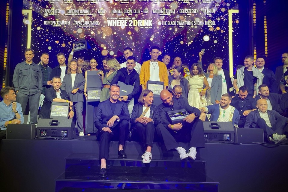    Все победители на одной сцене. В центре — счастливая Ирина Тиусонина, генпродюсер премии Леонид ЗАХАРОВ