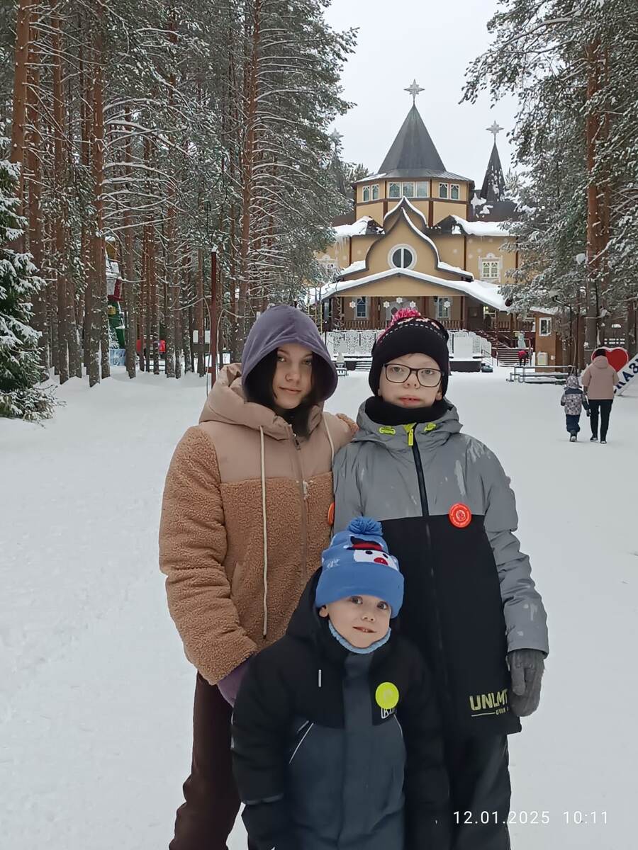 Я с Лилей и Андрюшей в Вотчине деда Мороза.