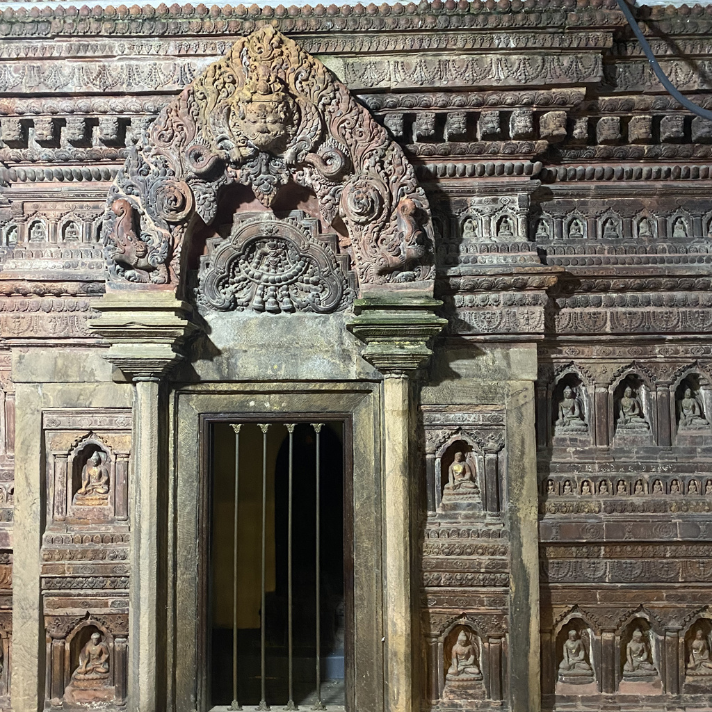 Тимпан (верхняя дугообразная часть портала) над нишей, храм Махабодхи, Патан, Непал (построен в XIV в.)