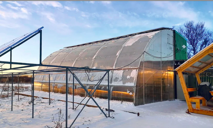 «БиоДом» — это компактный жилой модуль площадью 50,4 м² для семьи из четырёх-пяти человек + круглогодичная «умная» теплица (60 м²) + собственная солнечная электростанция 