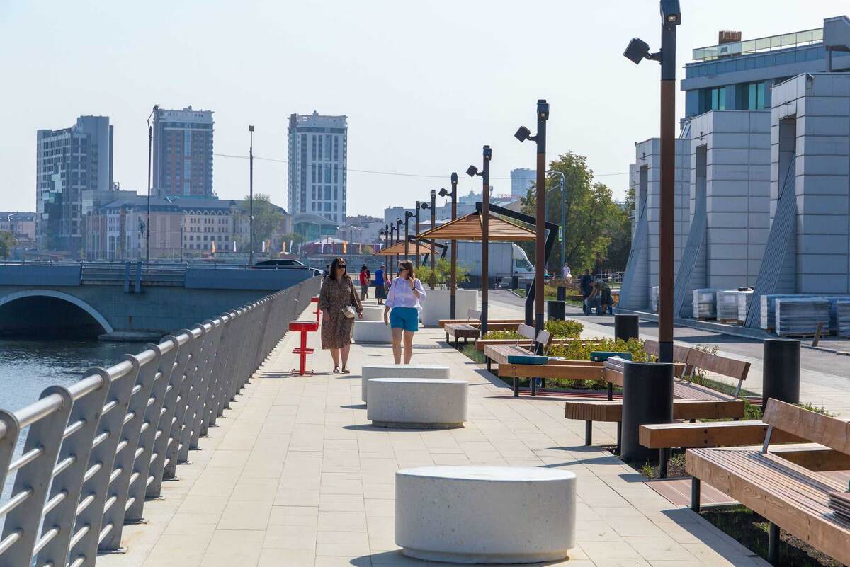 Перед посетителями открывается обзор на реку Миасс: для этого предусмотрели забор из металлических перекладин. Рядом с ограждением можно посидеть на барных стульях. А если боитесь так близко находиться к водоему, проходите к лежакам. 