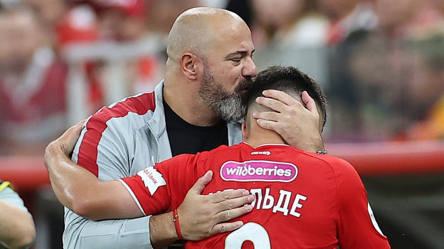    Деян Станкович и Манфред Угальде.Александр Федоров