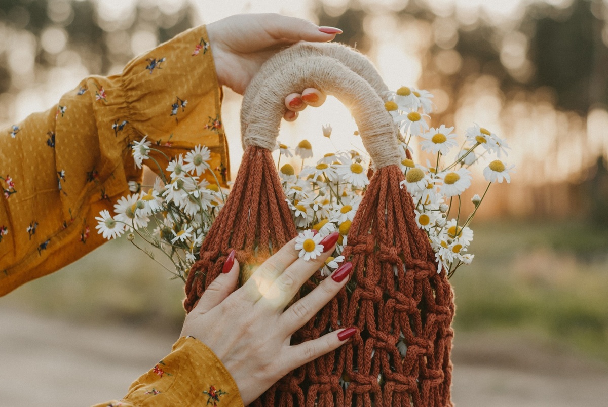 Это мой фаворит. Авоська, ромашки, закат.  Здесь можно почувствовать лето. Сфотографировали  в 5 мин ходьбы от квартиры за 1 минуту. На фото красивый маникюр соседки. Я фотографировала.