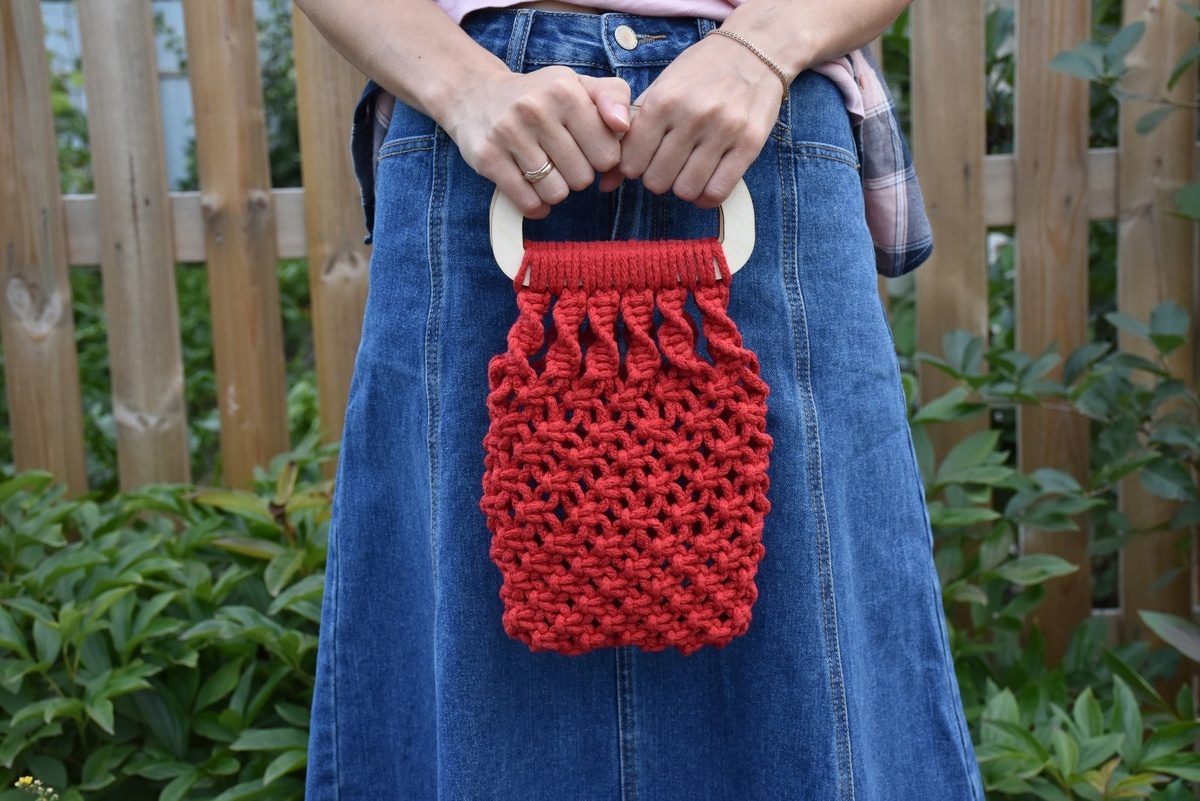 Эта малышка была в единственном экземпляре. Как продала, больше не плела. У родителей на участке. За 2 минуты щелкнул брат, я в кадре. 