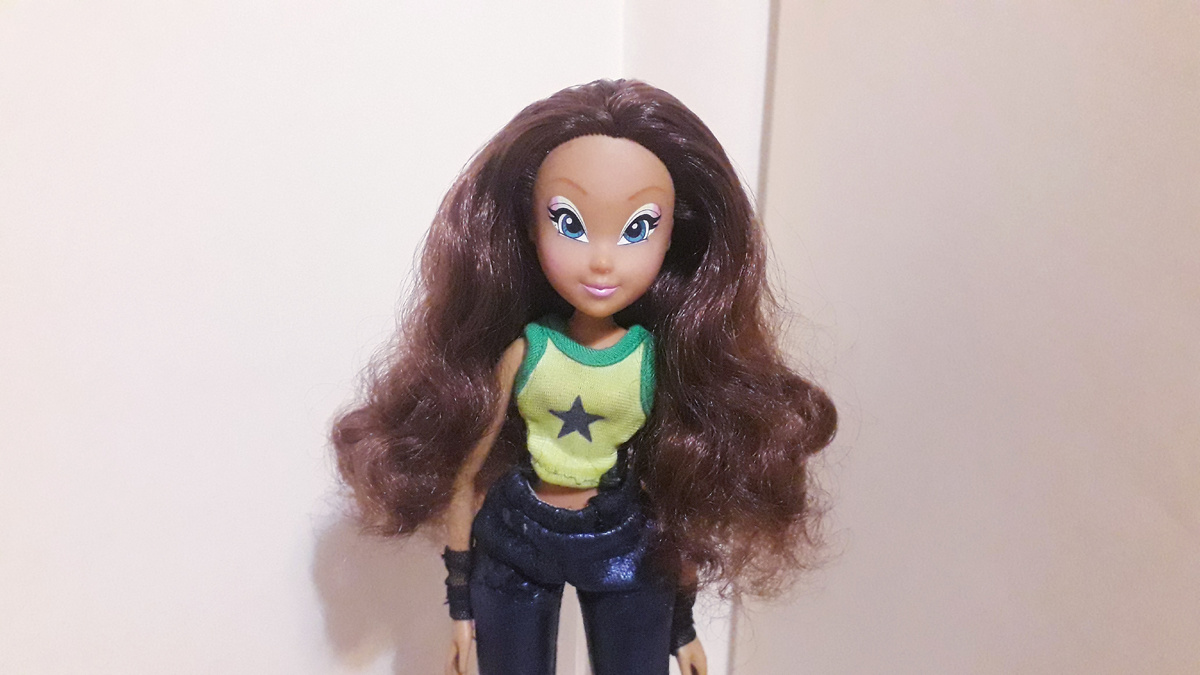 Лейла покорила всех своим аутфитом в зелёных цветах. Особенно топиком со звездой. 