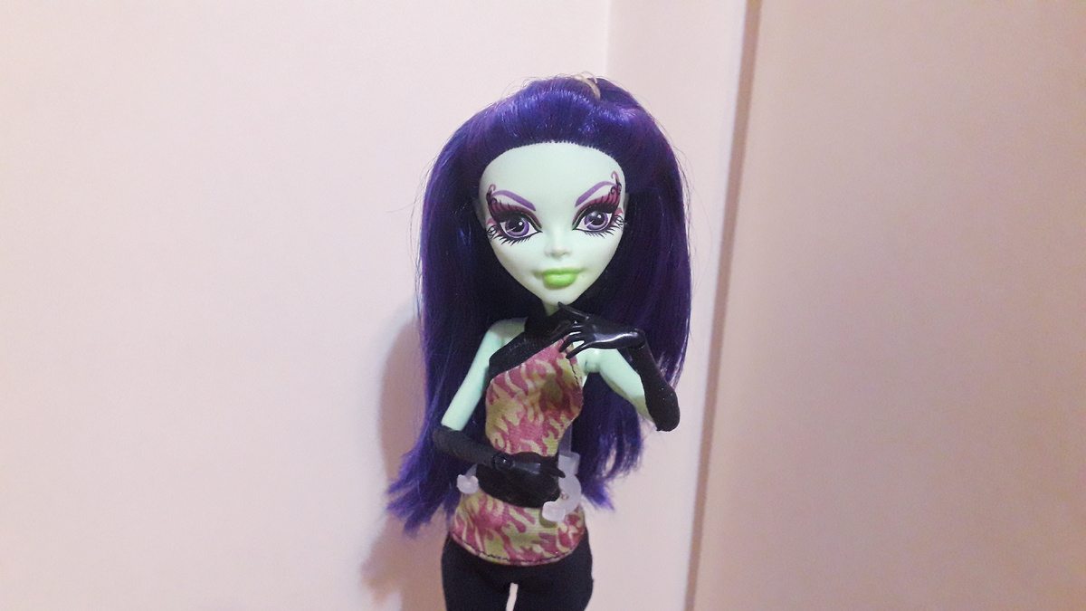 Красавица Аманита от природы обладает бледно-зелёной кожей. А более яркая зелёная помада дополнила образ. 