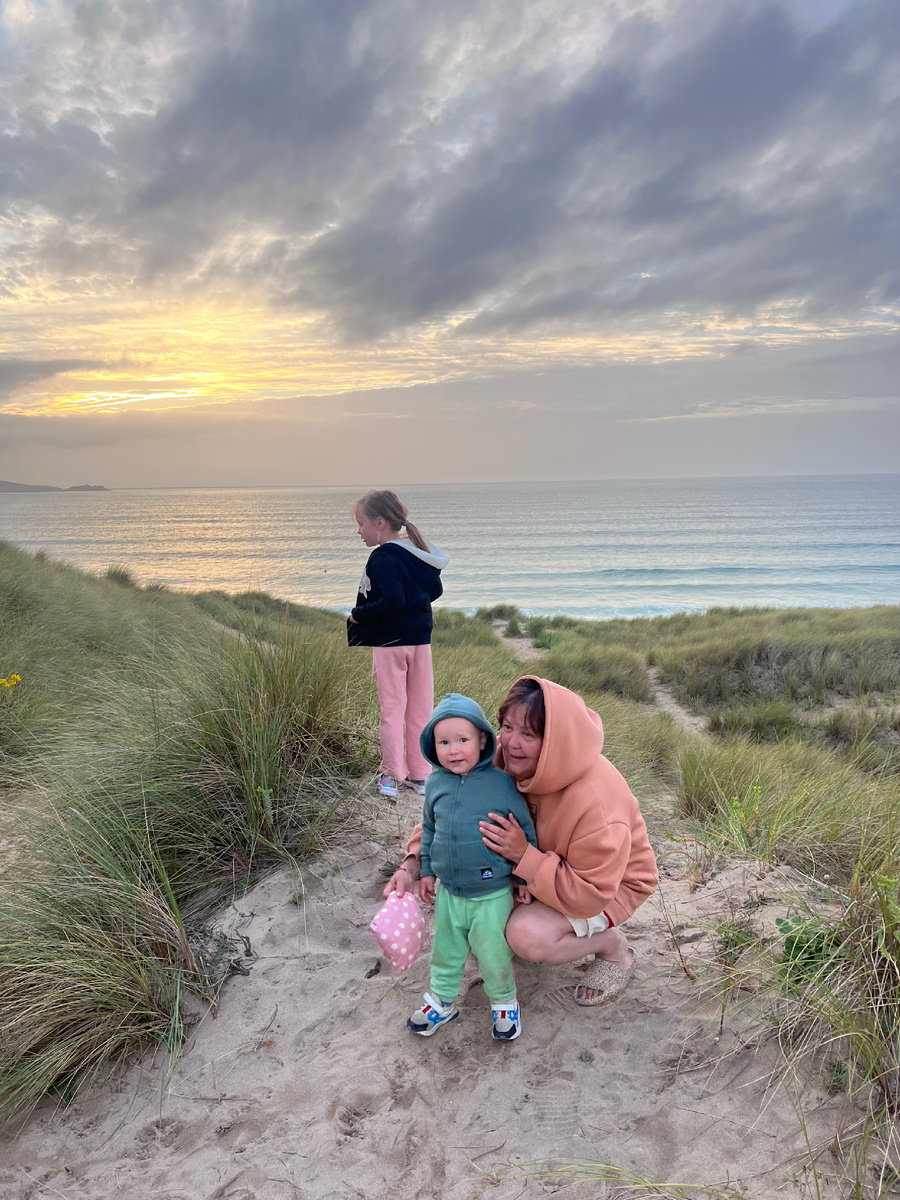 Я с внуками на берегу моря на закате