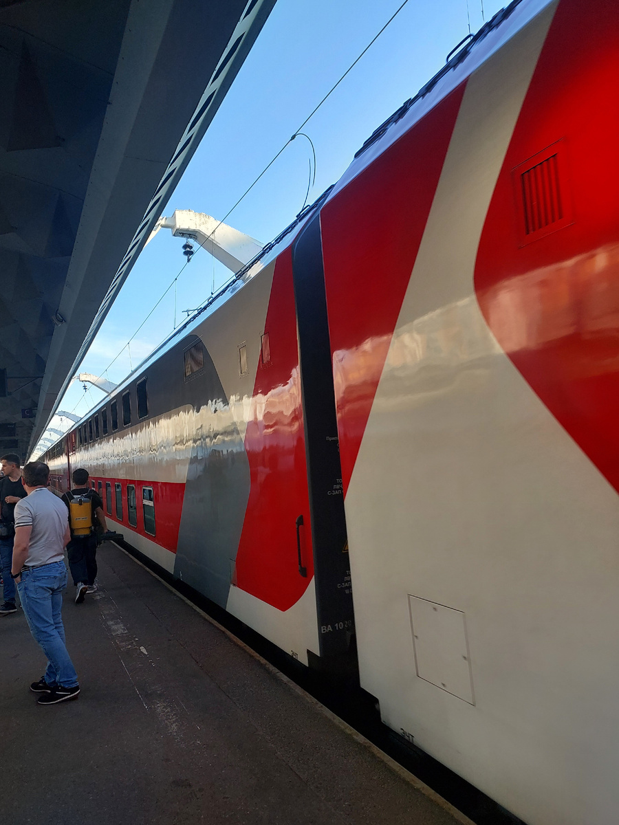 Уезжали наши детки вот на этом поезде