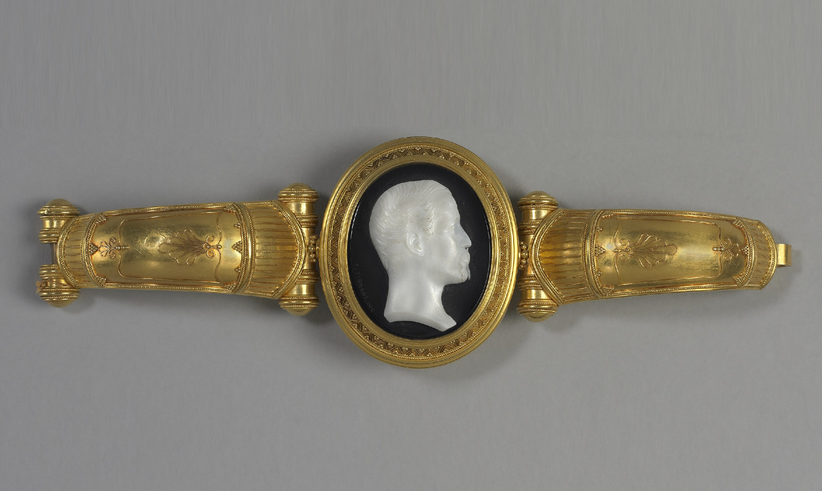 Итальянский золотой браслет с камеей (1867 г.) / Источник: Wikimedia Commons (фото обрезано по края; Cooper Hewitt, Smithsonian Design Museum, Public domain) https://commons.wikimedia.org/wiki/File:Bracelet_(Italy),_1867_(CH_18424817-3).jpg