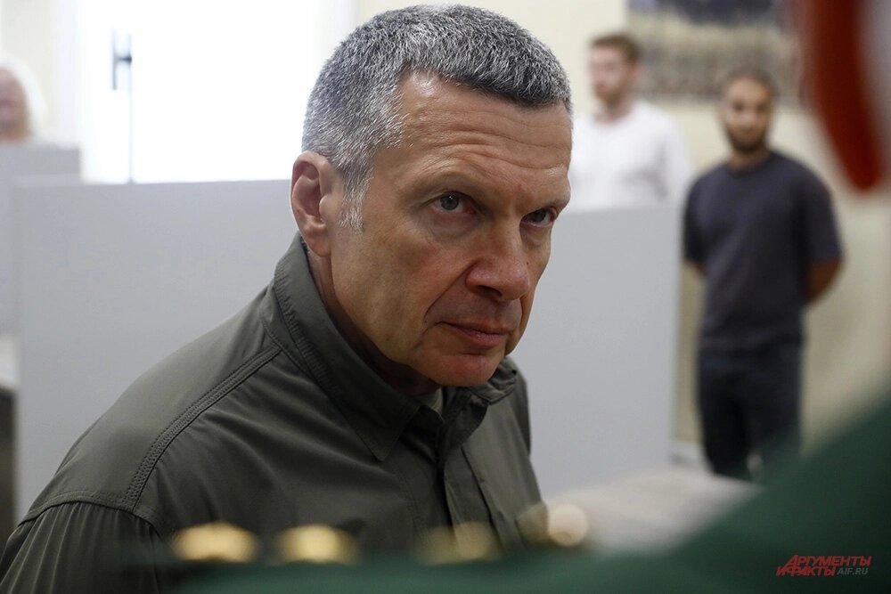    Журналист Владимир Соловьев посетил пункт отбора на службу по контракту на улице Яблочкова. Фото:  АиФ/ Игорь Харитонов