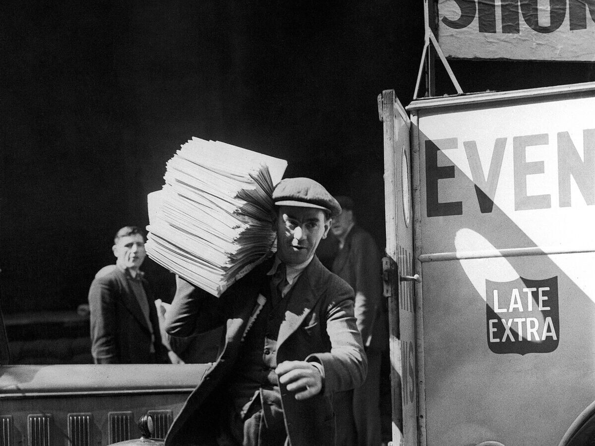    Разносчик газет в Лондоне, Великобритания. Май 1940© AP Photo