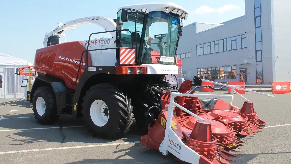 Фото: © Артем Борисов / Glavpahar.ru Кормоуборочный комбайн F1300