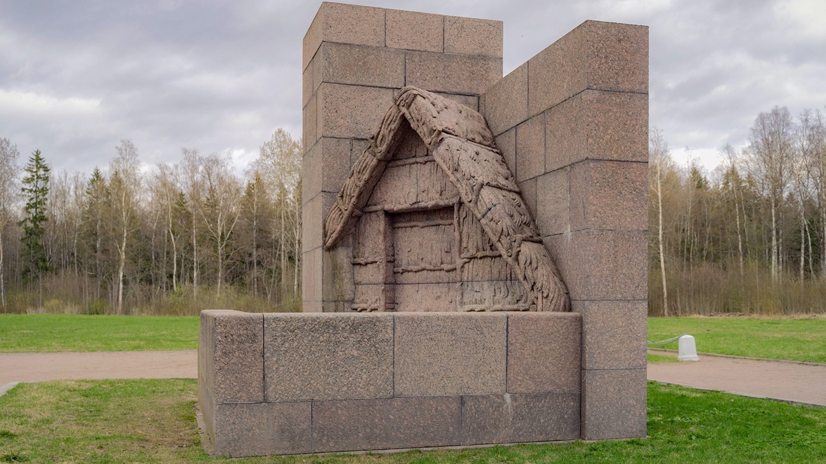 Памятник ленинскому шалашу в Разливе