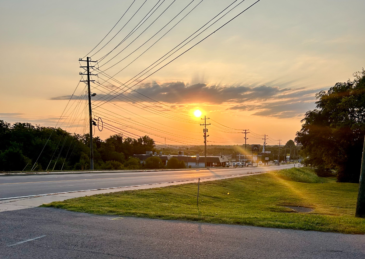 Утро вид на город от западной пожарной части.