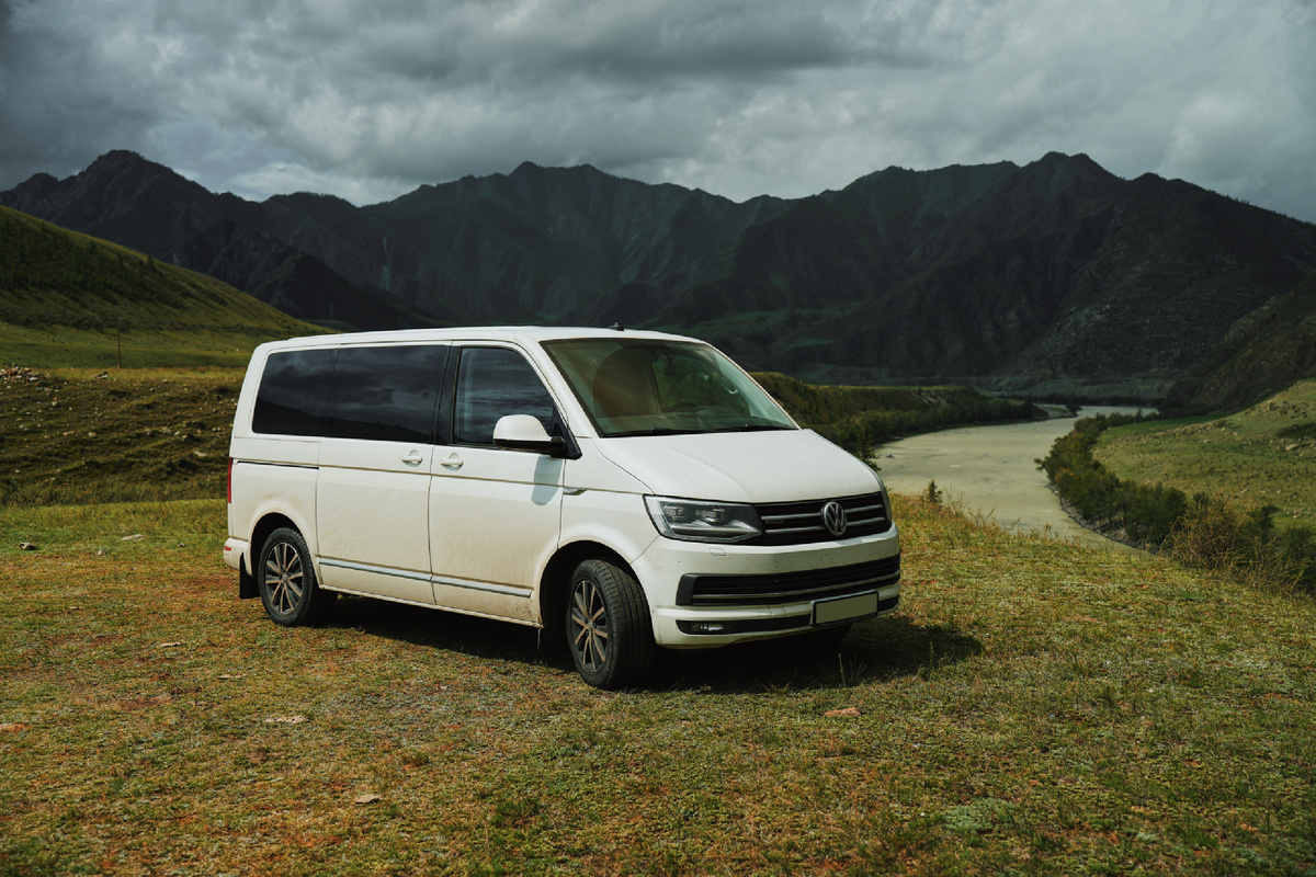 Автомобиль в котором много различных боксов и ящиков для хранения вещей