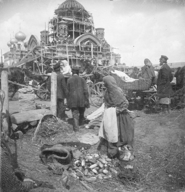 Рынок у стен строящегося нового Богоявленского собора, 1910-ые гг.