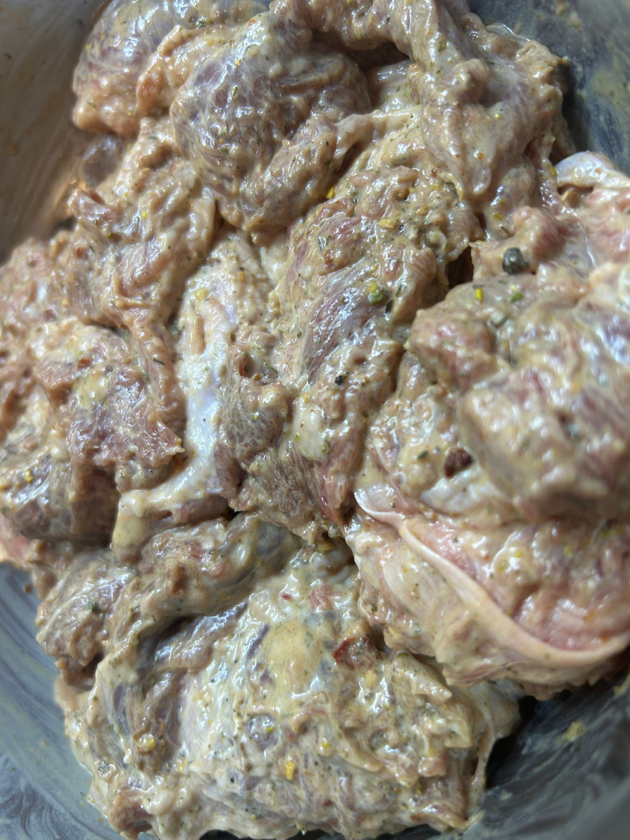 Мясо лучше накрыть пленной и убрать в холодильник. 