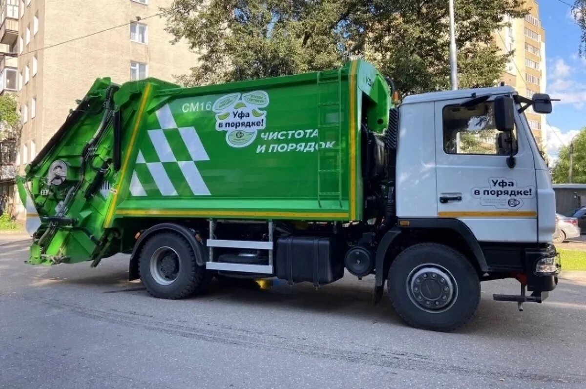    Мэр Уфы порадовался покупке мусоровоза с бункером-накопителем