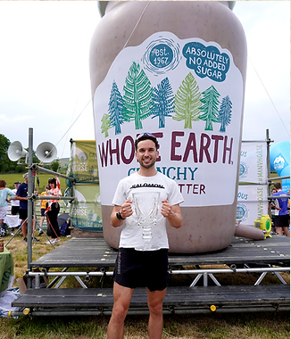 Дэниел Коннолли, победитель турнира 2023 года "Человек всей Земли против лошади".