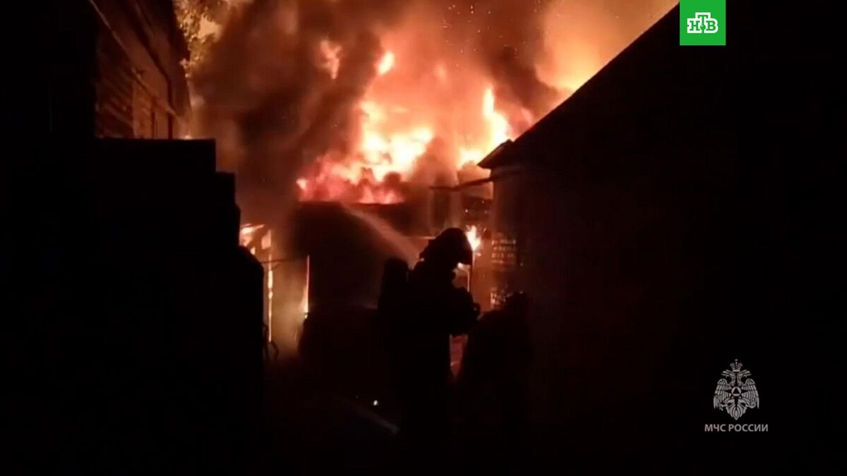    Огонь в Пролетарске перекинулся на жилые дома