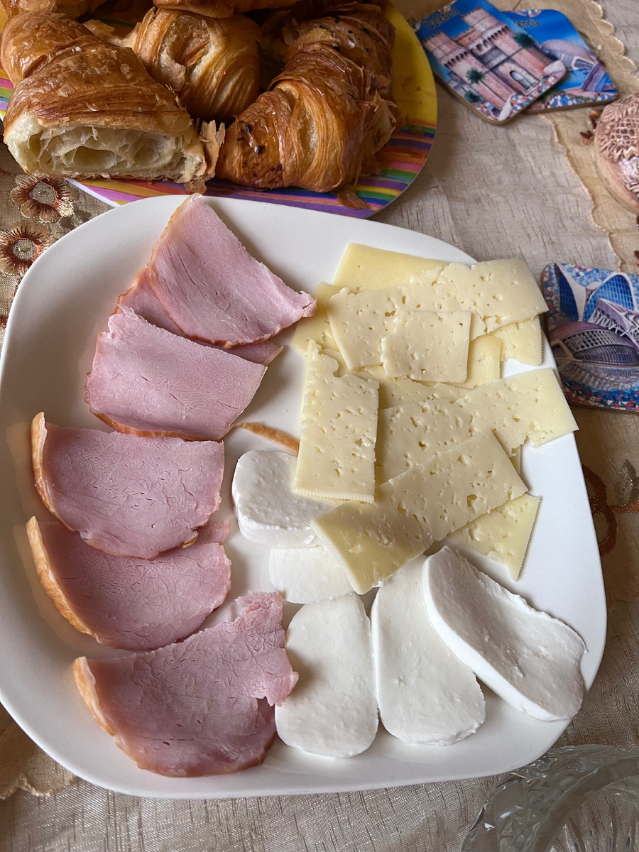 А в гостях и круассаны, и колбаска 😋😋