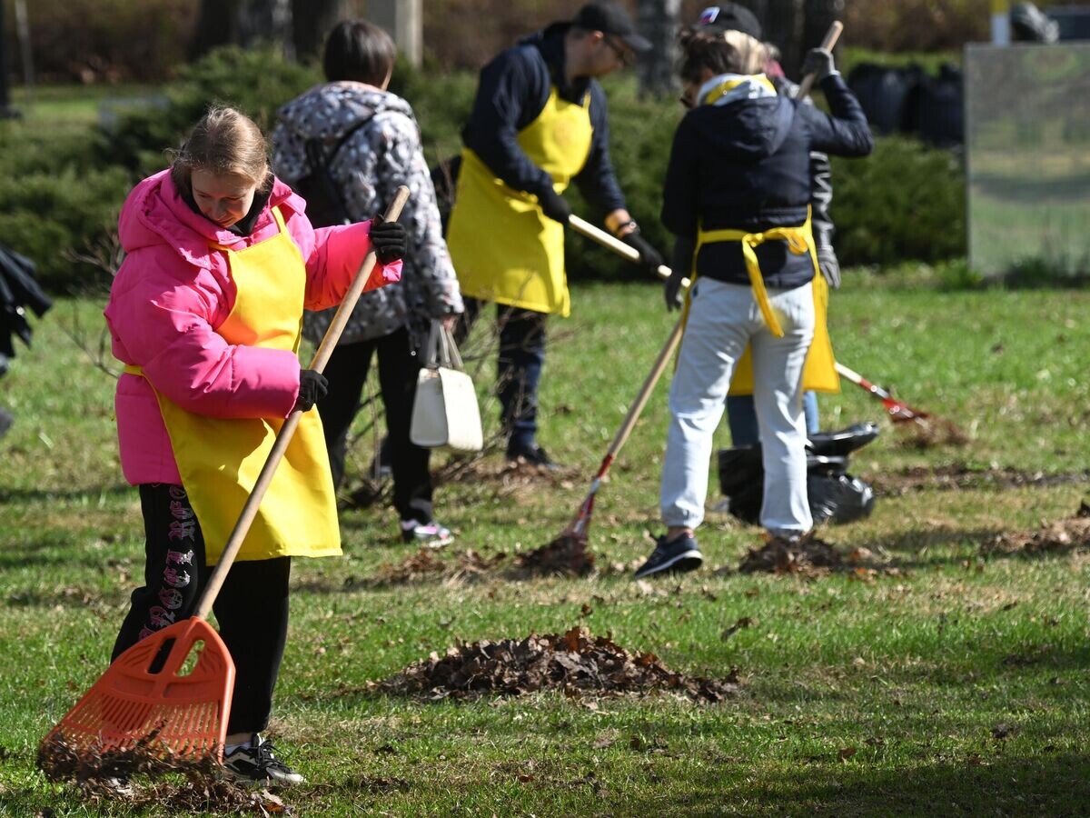    Городской субботник в парке искусств "Музеон"© РИА Новости / Кирилл Каллиников