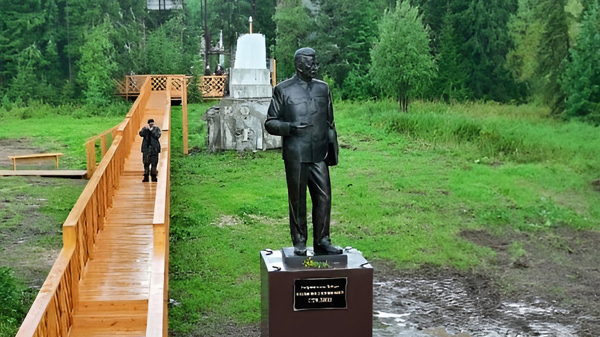     Одно время памятники Сталину сносили, но с 2010-х годов бюсты и монументы начали снова появляться в разных городах