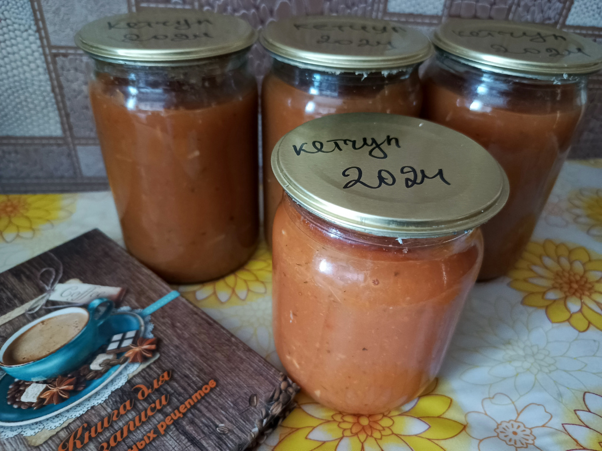 Фото сделано вечером в темной кухне, поэтому цвет кетчупа такой. На самом деле он яркий. 