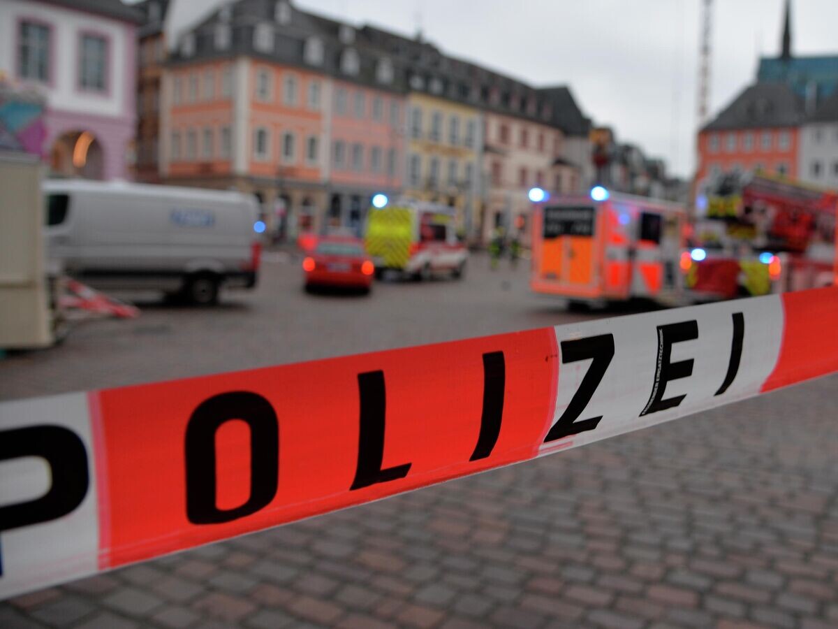    Сотрудники полиции на месте наезда на пешеходов в городе Трир, Германия© AP Photo / dpa / Harald Tittel