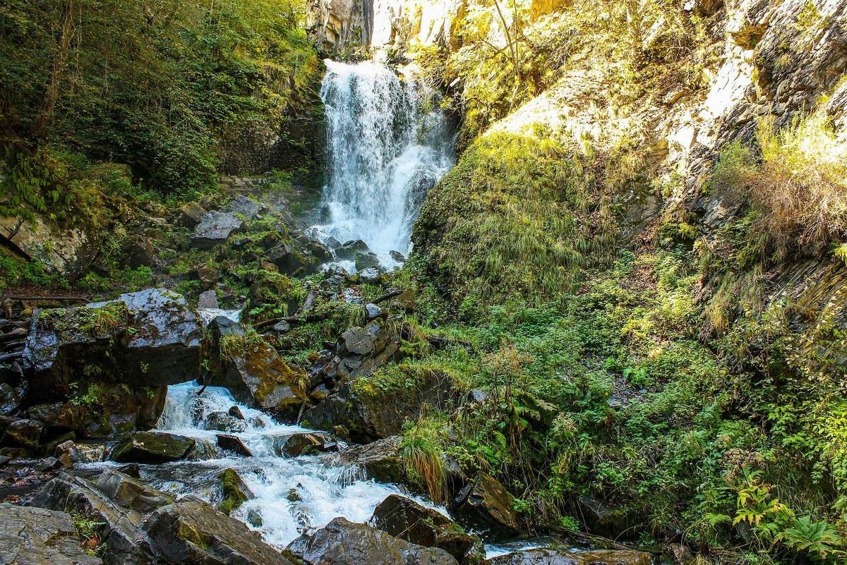 Водопад состоит из нескольких каскадов, общая высота — 18 м, ширина — 5 м. Фото: Maria-guide / Wikimedia