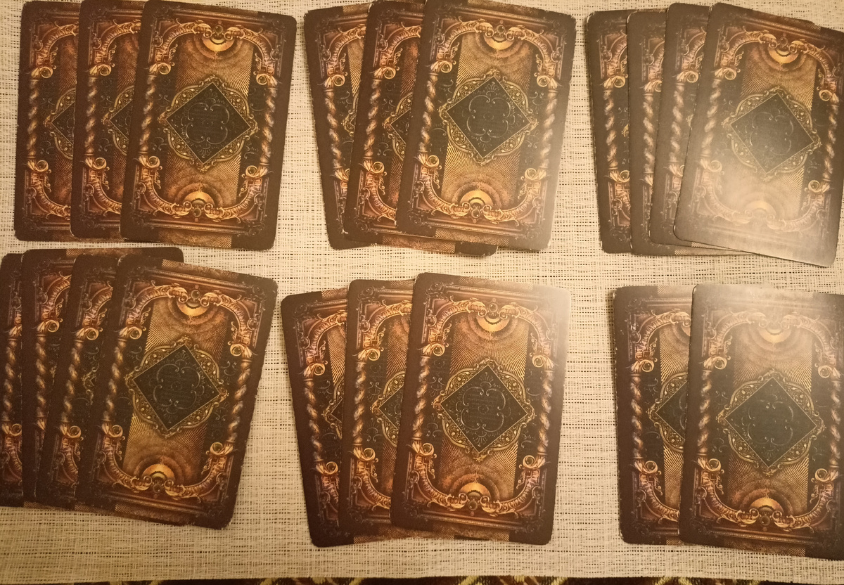 Карты с ответами уже выбраны, но не раскрыты. Схема ответов сверху вниз, потом слева направо