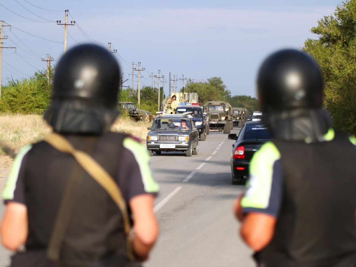    Военная техника движется в сторону исправительной колонии № 19 в Волгоградской области, где заключенные захватили заложников© РИА Новости / Кирилл Брага