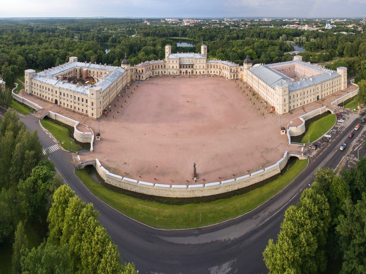 Гатчинский и Приоратский дворцы работают каждый день с 10:00 до 18:00 (исключение — понедельник). Приоратский также закрыт по вторникам
