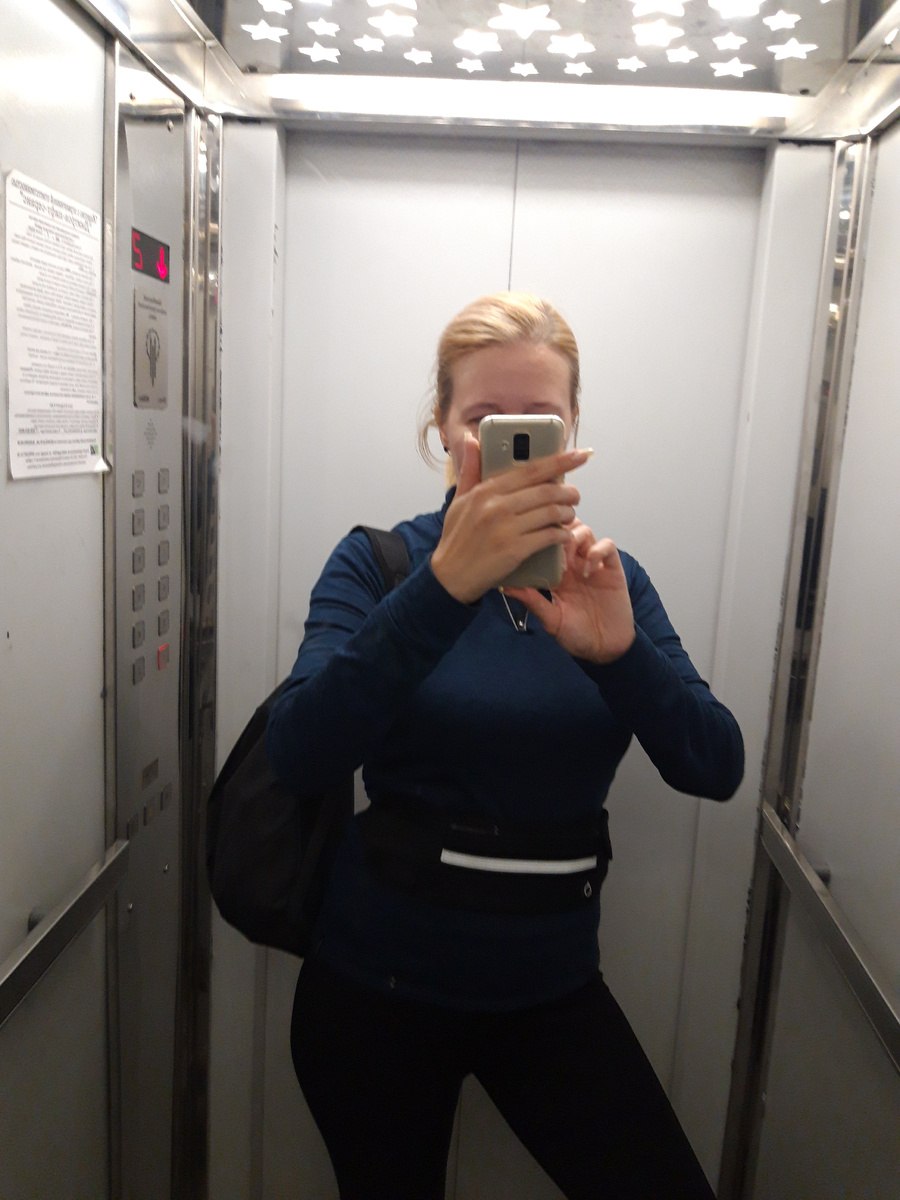 Давно не было фото в лифте. Я довольная и бодрая собралась в поход
