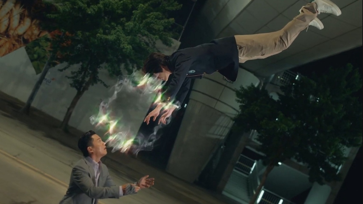 «Вселение души», кадр из сериала «Бандит, ставший старшеклассником»