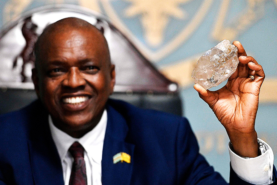 Президент Ботсваны Мокгвитси Масиси держит алмаз Карове в своем офисе в Габороне.