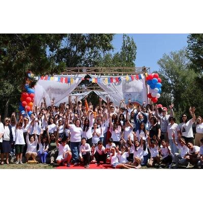 ЛАГЕРЬ НОСИЛ СИМВОЛИЧЕСКОЕ НАЗВАНИЕ «МИР ДРУЖБЫ» И БЫЛ ОРГАНИЗОВАН Гуманитарным фондом «Международный институт развития коммуникаций» (Армения), поддержанным Национальным научно-исследовательским институтом развития коммуникаций (НИИРК, Россия). На торжественном открытии лагерных дней присутствовали официальные гости, благодаря которым состоялся этот 4-дневный праздник, а также члены и воспитанники молодежно-культурных центров «Дай силы. Дай надежду. Дай свет» (Тавуш, Армения), «Новые цвета» (Армавир, Армения) и «Dizak Art» (Гадрут, Арцах).