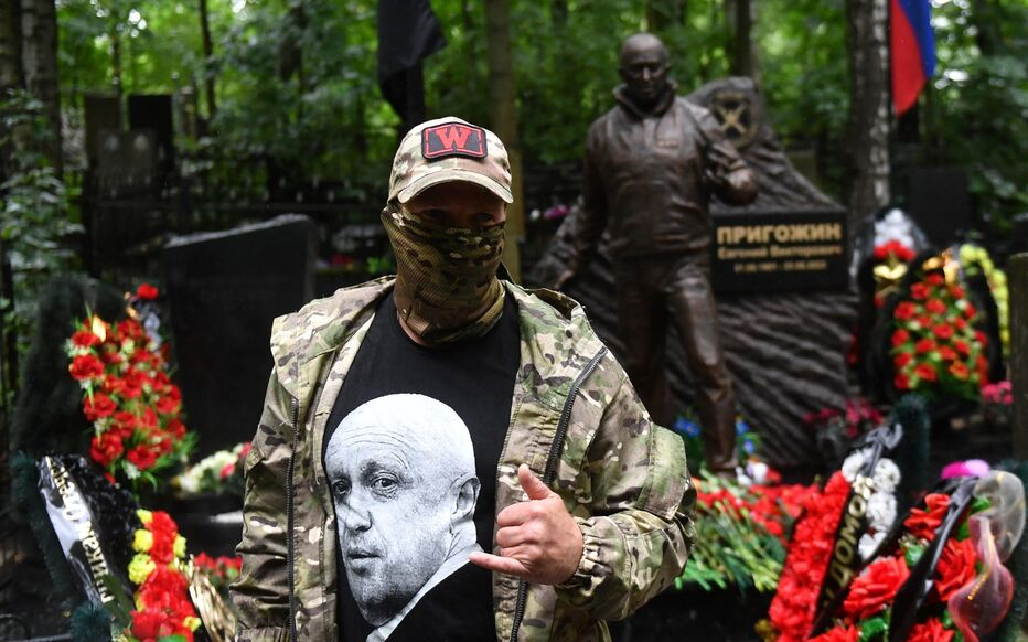 Россияне почтили память бывшего лидера Вагнера в пятницу, через год после его смерти. AFP / Ольга Мальцева