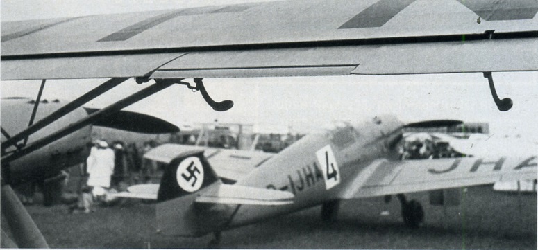  несколько Bf 109 очень успешно показали себя на IV международных авиационных соревнованиях, проведенных в конце июня 1937 года в Дюбендорфе, Швейцария. На снимке показан Bf 109 V7 (номер гражданской регистрации D-IJHA). Снимок из коллекции Дитмара Германа